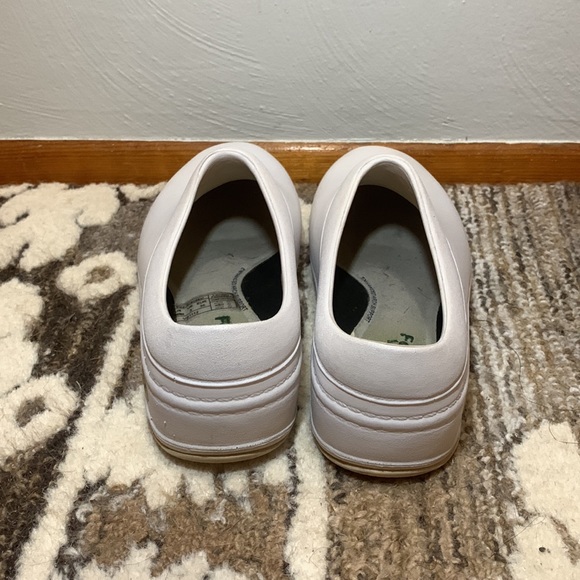 Women’s Slip-Resistant Nurse Clogs - Picture 5 of 9